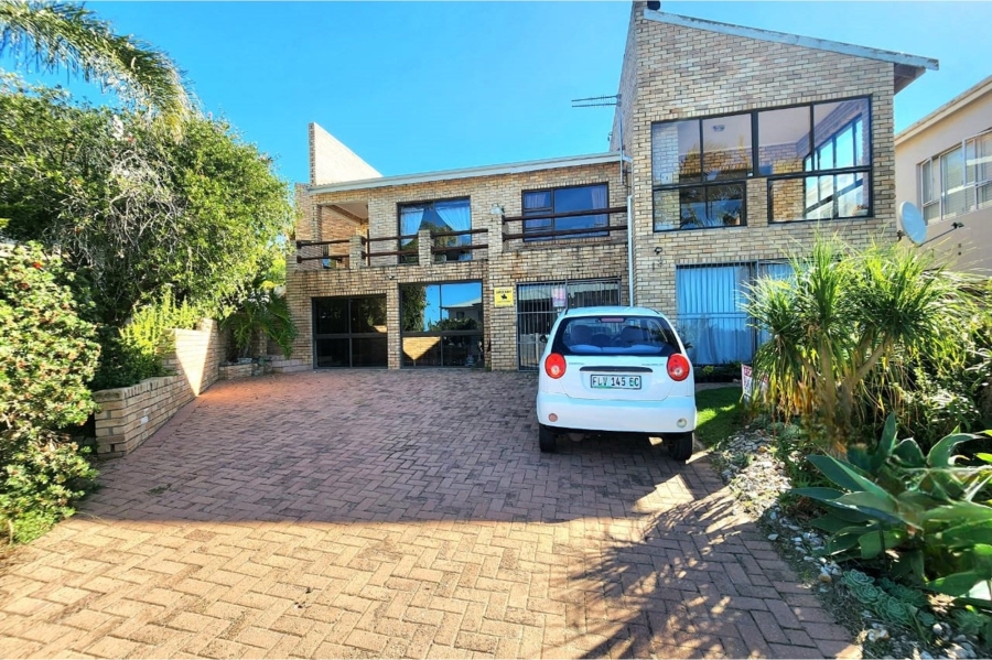 6 Bedroom Property for Sale in Wavecrest Eastern Cape